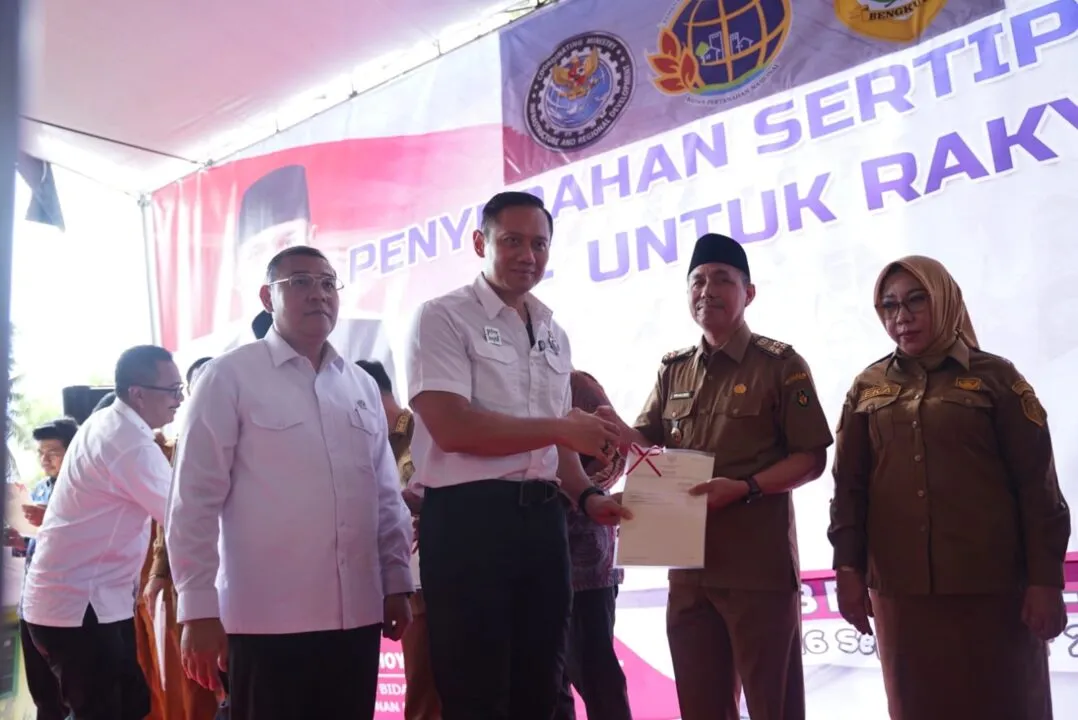 Menko AHY Serahkan 184 Sertifikat Tanah di Bengkulu
