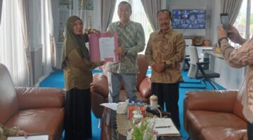 Ketua Koppi Sakti Bengkulu Supartina Paksi menyerahkan Surat Permohonan Fasiitasi Membangun Kebun Kopi Tangguh Iklim yang ditandatangani perempuan petani kopi di 10 desa kepada Bupati Kepahiang H Zurdi Nata, S. IP.