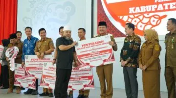 Gubernur Helmi Serahkan Truk dan Kontainer Sampah ke Daerah