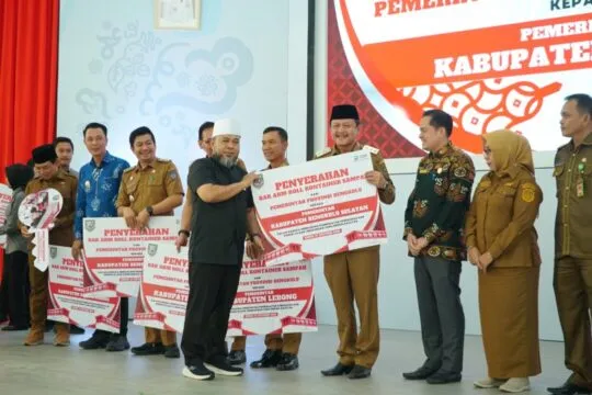Gubernur Helmi Serahkan Truk dan Kontainer Sampah ke Daerah