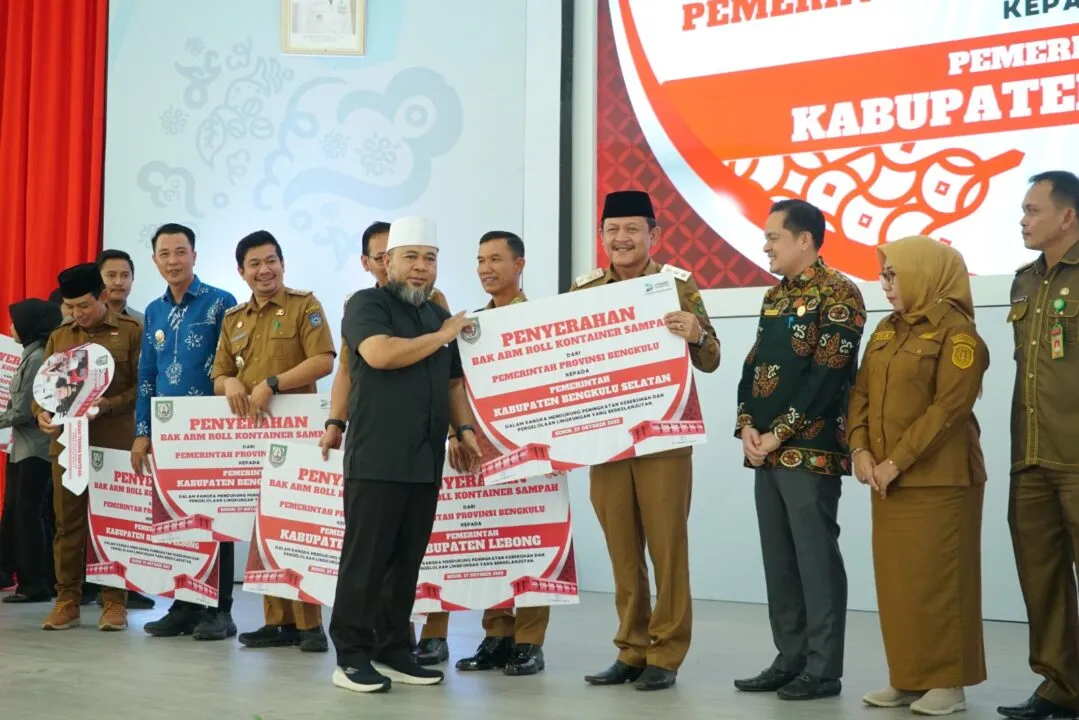 Gubernur Helmi Serahkan Truk dan Kontainer Sampah ke Daerah
