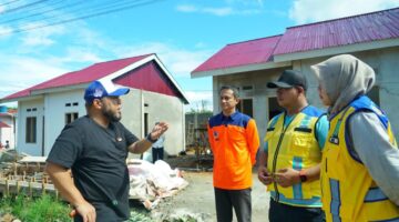 Gubernur saat meninjau proses perbaikan rumah korban gempa di Betungan (6/7/2025)