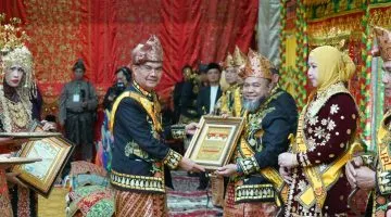 Sembilan Tokoh Bengkulu Dianugerahi Gelar Adat, Gubernur Termasuk