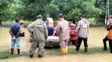 Brimob Polda Aceh Bantu Evakuasi Masyarakat dari Lokasi Banjir