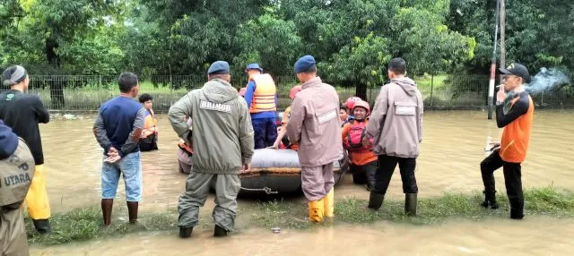 Brimob Polda Aceh Bantu Evakuasi Masyarakat dari Lokasi Banjir
