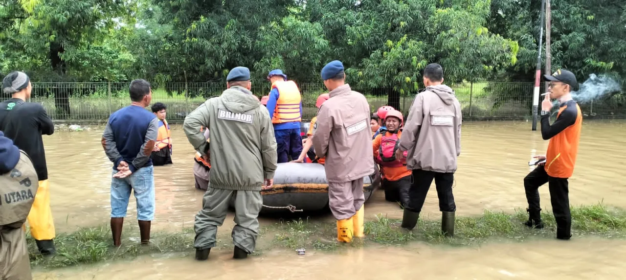 Brimob Polda Aceh Bantu Evakuasi Masyarakat dari Lokasi Banjir