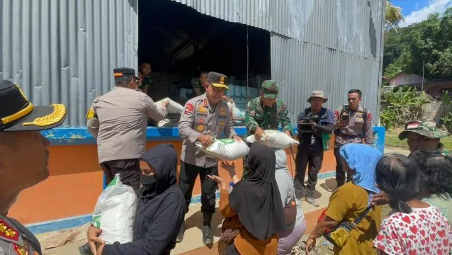 Kapolda dan Pangdam Distribusikan Beras di Tapteng, Warga Terharu Terima Bantuan di Tengah Krisis
