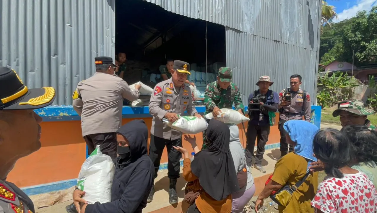 Kapolda dan Pangdam Distribusikan Beras di Tapteng, Warga Terharu Terima Bantuan di Tengah Krisis