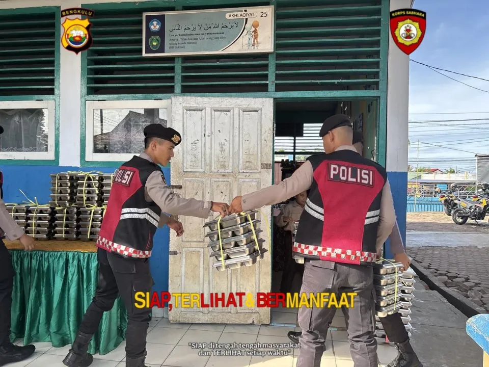 Patroli Dialogis Ditsamapta Kawal Distribusi Makanan Bergizi ke Sekolah-sekolah di Bengkulu