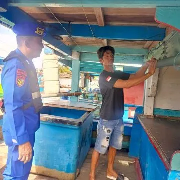 Patroli Ditpolairud Polda Bengkulu Ingatkan Nelayan Waspada Cuaca Buruk di Perairan Bengkulu