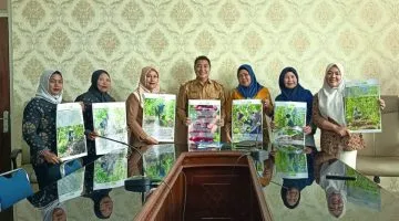 1. Perwakilan Koppi Sakti Bengkulu bersama Kepala Dinas Pertanian dan Perikanan Kabupaten Rejang Lebong, Suradi, SP, M. Si dan Kepala Bidang Perkebunan Dinas Pertanian dan Perikanan Kabupaten Rejang Lebong, Lince Malini, SP memegang poster Kebun Kopi Tangguh Iklim.