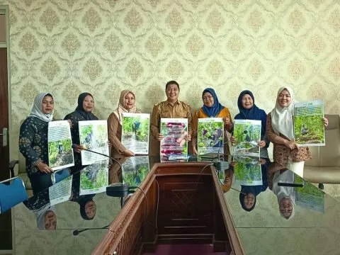 1. Perwakilan Koppi Sakti Bengkulu bersama Kepala Dinas Pertanian dan Perikanan Kabupaten Rejang Lebong, Suradi, SP, M. Si dan Kepala Bidang Perkebunan Dinas Pertanian dan Perikanan Kabupaten Rejang Lebong, Lince Malini, SP memegang poster Kebun Kopi Tangguh Iklim.