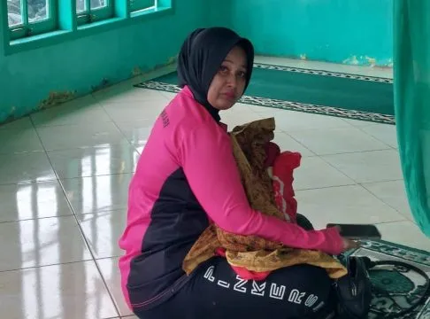 Penuh Haru, Anggota Bhayangkari Tapsel Susui Bayi Terpisah dari Ibunya di Posko Longsor Marsada