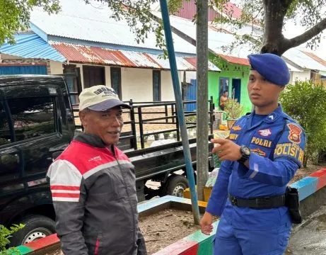 Polisi RW Polairud Bengkulu Sosialisasi Cuaca Buruk ke Warga Kampung Bahari