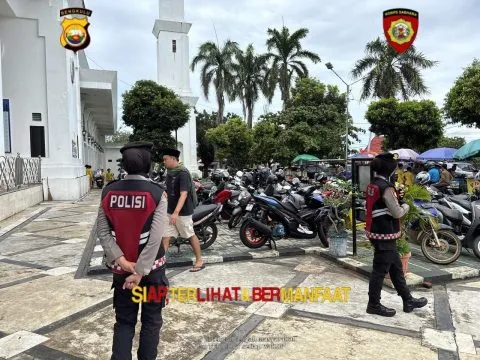 Polwan Samapta Kawal Keamanan Masjid Saat Ibadah Jumat