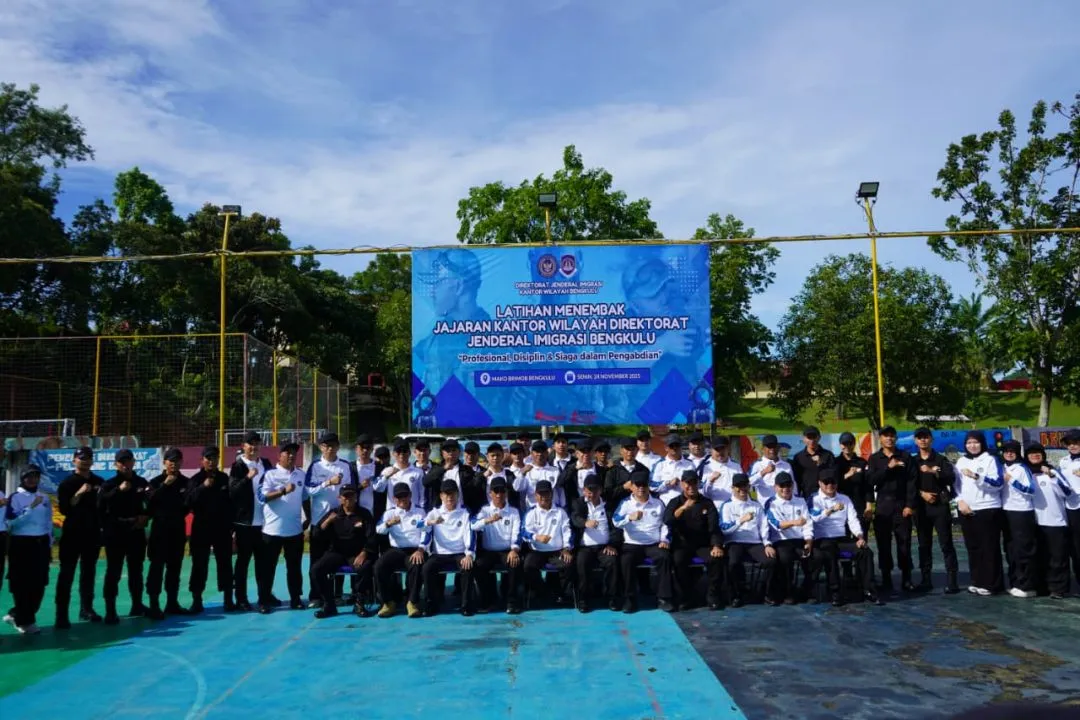 Profesional dan Siap Siaga: Jajaran Imigrasi Bengkulu Jalani Latihan Menembak Bersama Brimob