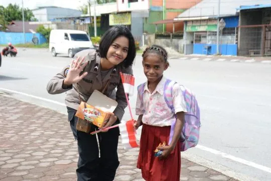 Sambut Bulan Kasih, Satgas Damai Cartenz Tebar Kepedulian Lewat Pembagian Sembako