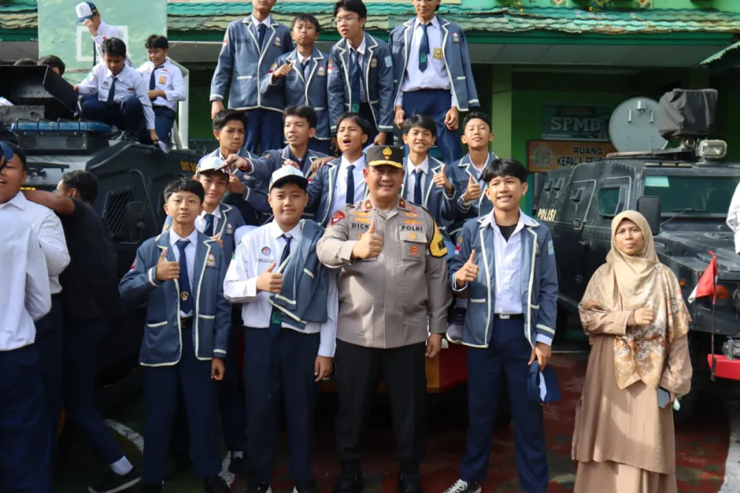 Wakapolda Bengkulu Pimpin Upacara Bendera, Siswa SMPIT IQRA Antusias Ikuti Pameran Kendaraan Taktis