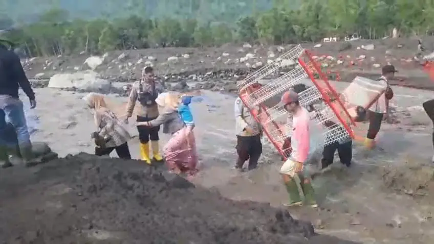 395 Warga Mengungsi, Polri Bantu Selamatkan Harta Benda dari Lahar Semeru