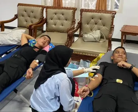 Dukung Kegiatan Kemanusiaan, Personel Brimob Polda Bengkulu Donorkan Darah di FISIP UNIB