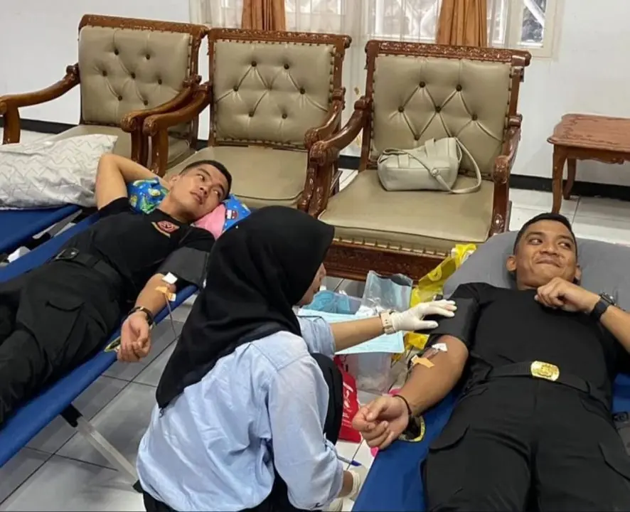 Dukung Kegiatan Kemanusiaan, Personel Brimob Polda Bengkulu Donorkan Darah di FISIP UNIB