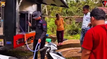 Brimob Polda Bengkulu Distribusikan Air Bersih untuk Warga Terdampak Bencana