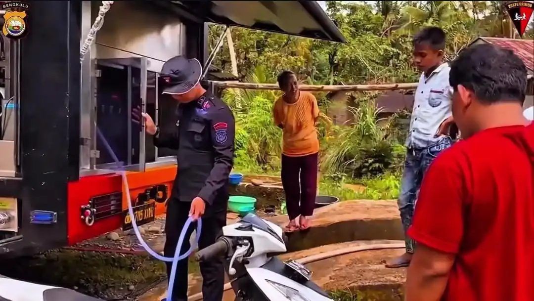 Brimob Polda Bengkulu Distribusikan Air Bersih untuk Warga Terdampak Bencana