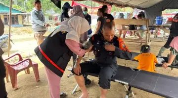 Brimob Polda Sumut Dirikan Dapur Umum & Layanan Kesehatan di Lokasi Banjir Batang Toru