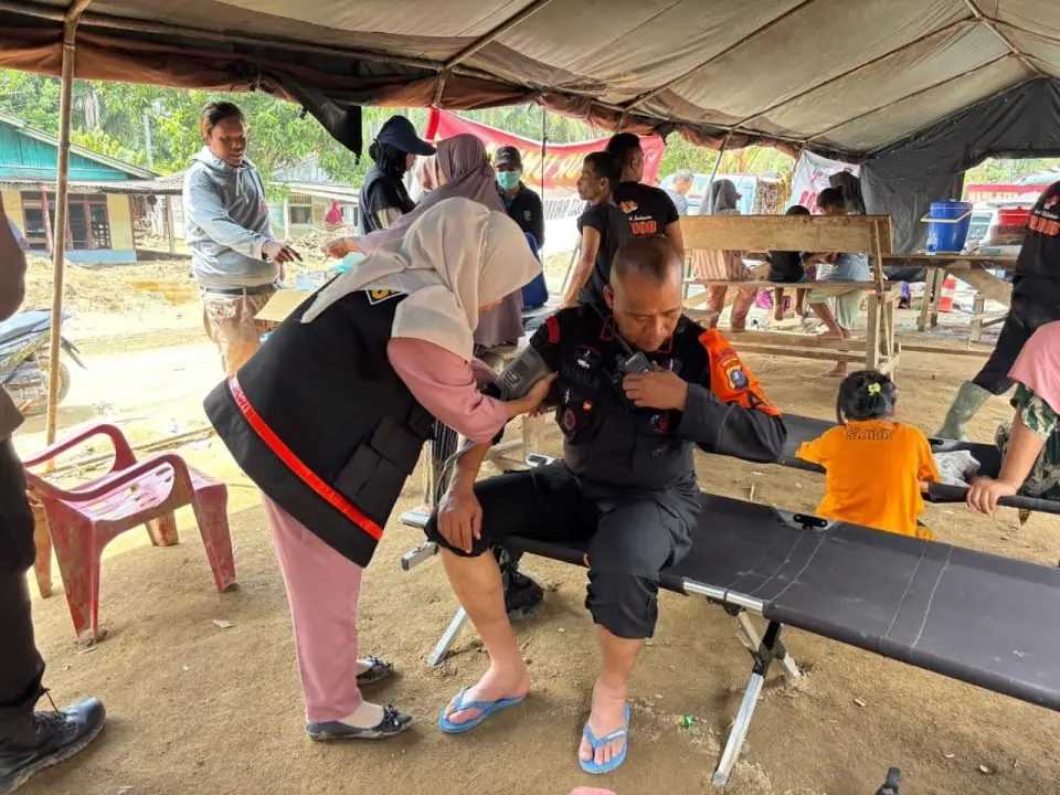 Brimob Polda Sumut Dirikan Dapur Umum & Layanan Kesehatan di Lokasi Banjir Batang Toru