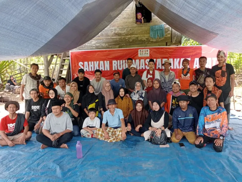 Menurut AMAN, konflik yang kerap bersentuhan dengan klaim kawasan hutan negara berakar dari praktik tata kelola yang tidak transparan sejak awal.