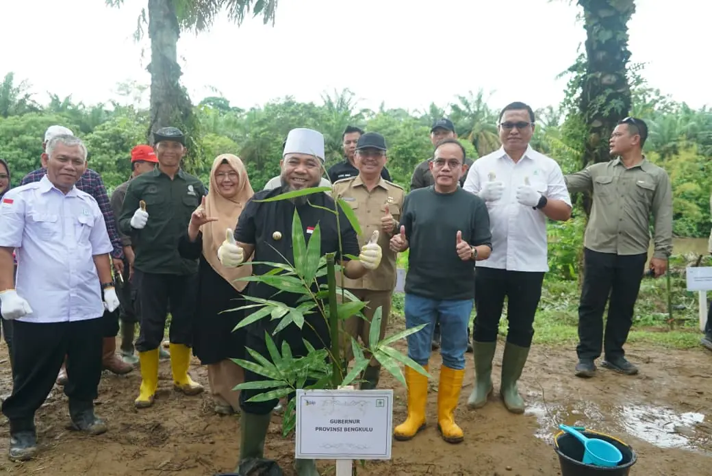 Gubernur Helmi Tanam 49.280 Bibit Pohon, PT Bio Diminta Tebang Sawit