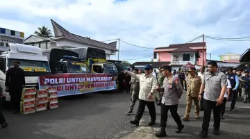 Kapolri Dampingi Presiden Tinjau Lokasi Pengungsian Korban Banjir di Tapanuli Tengah
