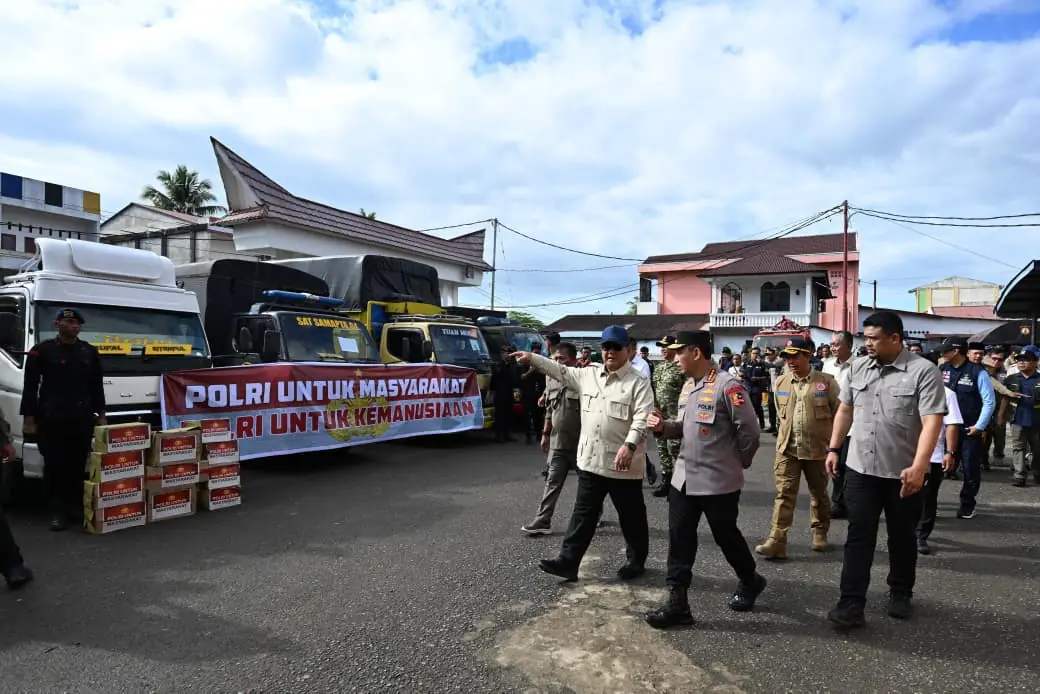 Kapolri Dampingi Presiden Tinjau Lokasi Pengungsian Korban Banjir di Tapanuli Tengah