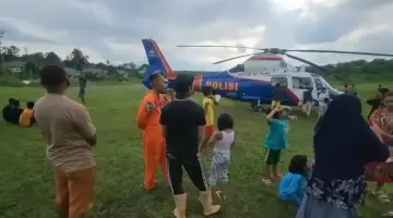 Kru Helikopter Polri Sempatkan Berbaur dengan Warga Aceh Tamiang