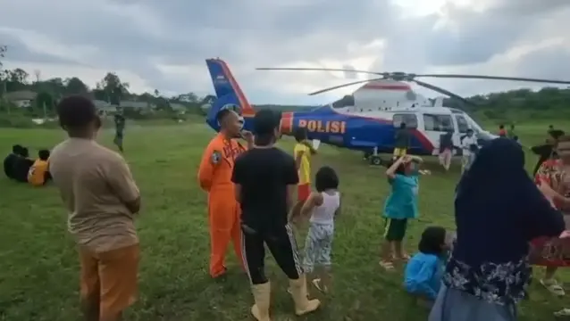 Kru Helikopter Polri Sempatkan Berbaur dengan Warga Aceh Tamiang