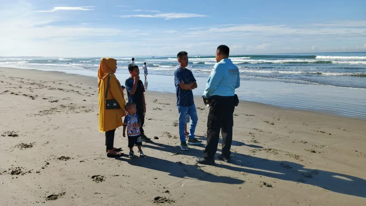 Patroli Dialogis Polri di Pantai Bengkulu, Pengunjung Diimbau Lebih Waspada