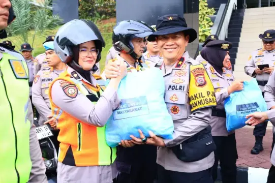 Polda Sumbar Salurkan 200 Paket Bantuan ke Warga Terdampak Bencana Kota Padang
