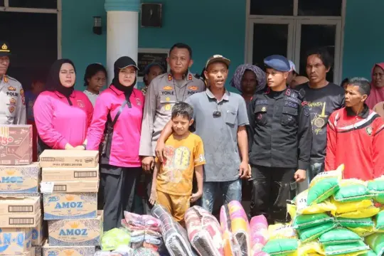 Polres Tapanuli Selatan Salurkan Bantuan untuk Warga Terdampak Bencana di Reniate