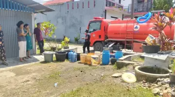 Polri dan BPBD Kota Padang Salurkan Air Bersih ke Lokasi Terdampak, Pastikan Kebutuhan Warga Terpenuhi