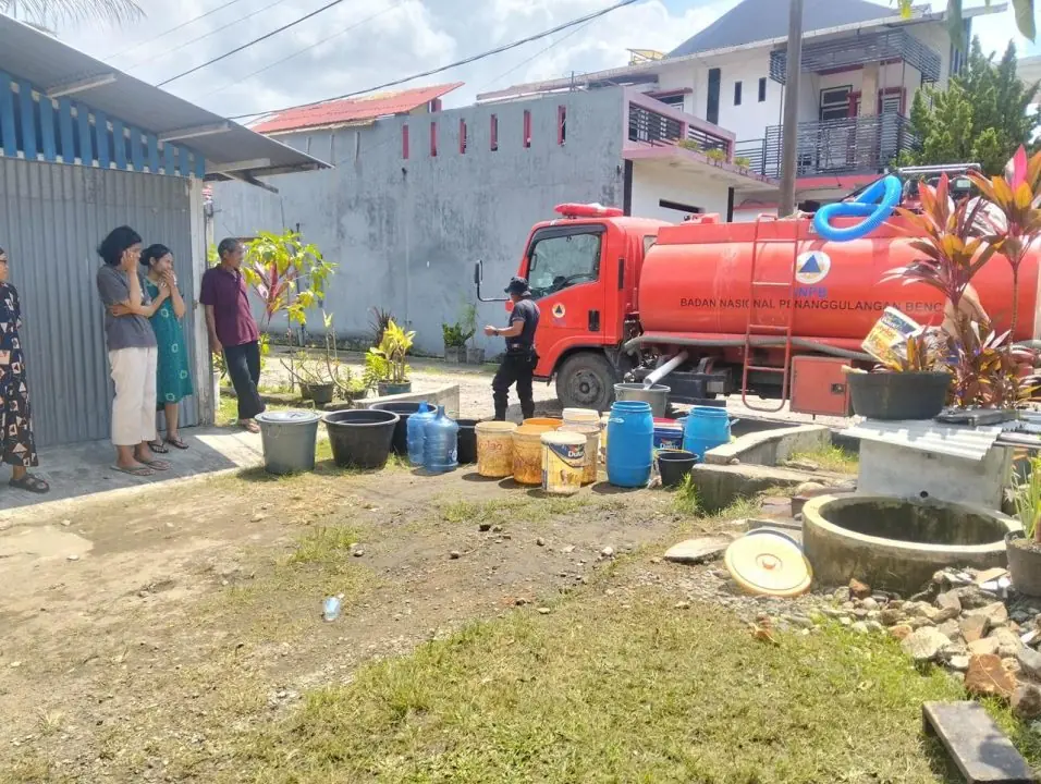 Polri dan BPBD Kota Padang Salurkan Air Bersih ke Lokasi Terdampak, Pastikan Kebutuhan Warga Terpenuhi