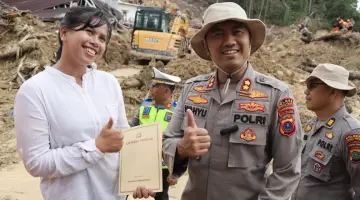 Rumah Hancur Diterjang Longsor, Polwan Ini Selamatkan Tetangganya