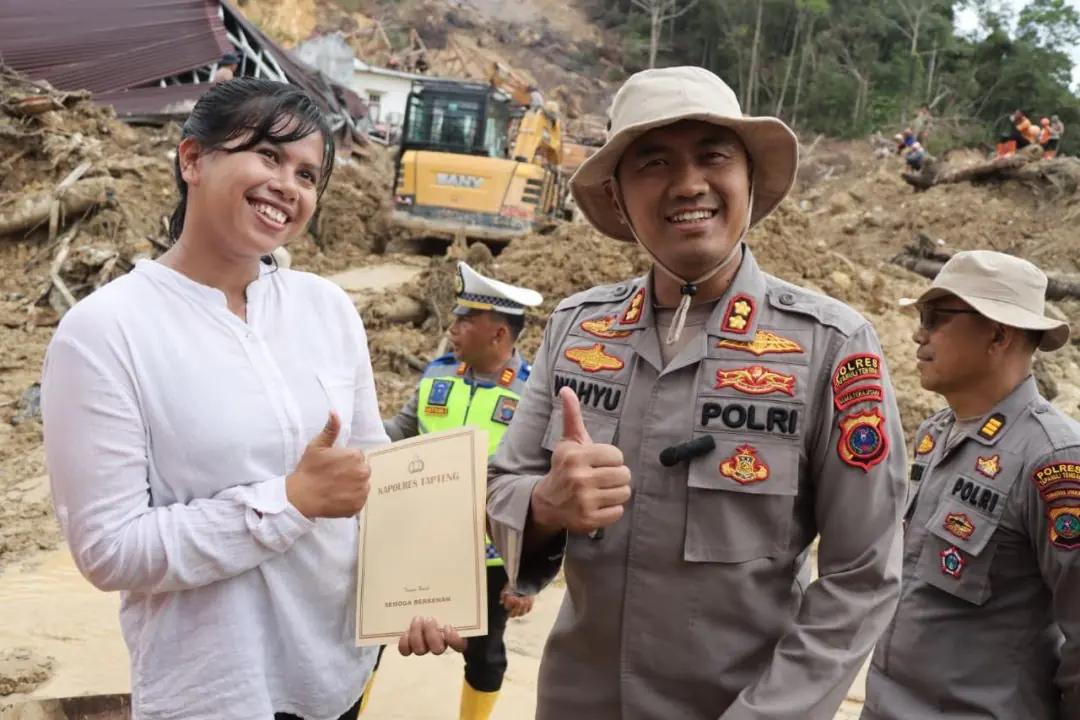Rumah Hancur Diterjang Longsor, Polwan Ini Selamatkan Tetangganya