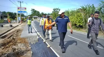 Wagub Mian Tinjau Progres Jalan di Marga Sakti Sebelat