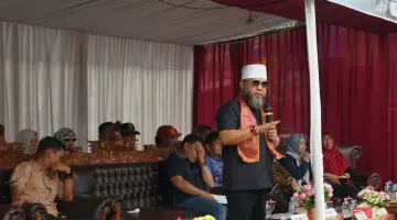 Helmi Hasan berdialog dengan penambang emas tradisional Kabupaten Lebong