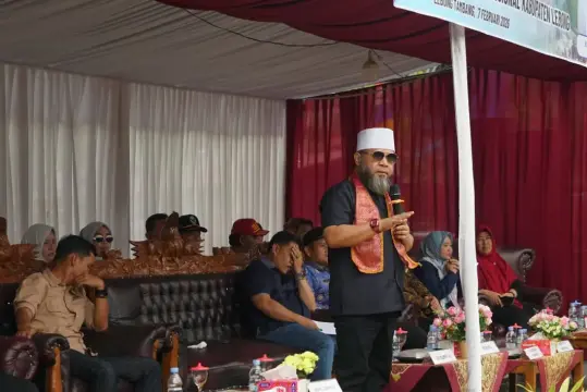 Helmi Hasan berdialog dengan penambang emas tradisional Kabupaten Lebong