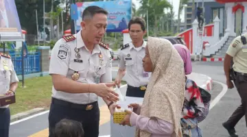 Aksi Nyata di Bulan Suci: Kanim Bengkulu Hadir Berbagi Takjil untuk Pengguna Jalan