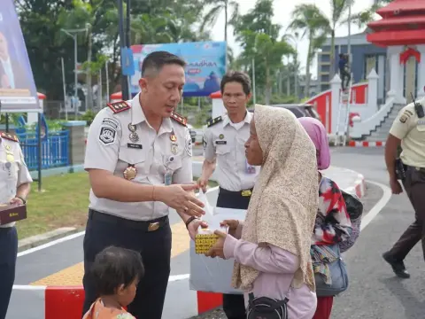 Aksi Nyata di Bulan Suci: Kanim Bengkulu Hadir Berbagi Takjil untuk Pengguna Jalan