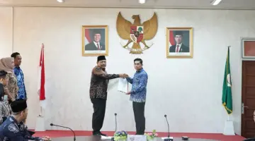 Proses penyerahan SK Plt Bupati. MC