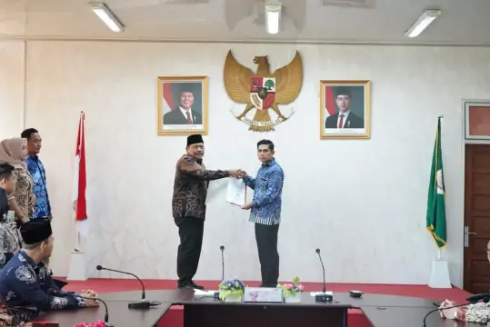 Proses penyerahan SK Plt Bupati. MC