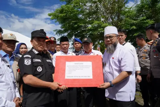 Gubernur Helmi Hasan saat memberiikan bantuan di Kabupaten Lebong. MC